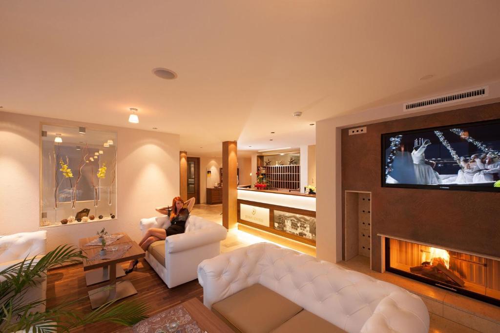 Hotel Jennys Schloessl แซร์เฟาส์ ภายนอก รูปภาพ