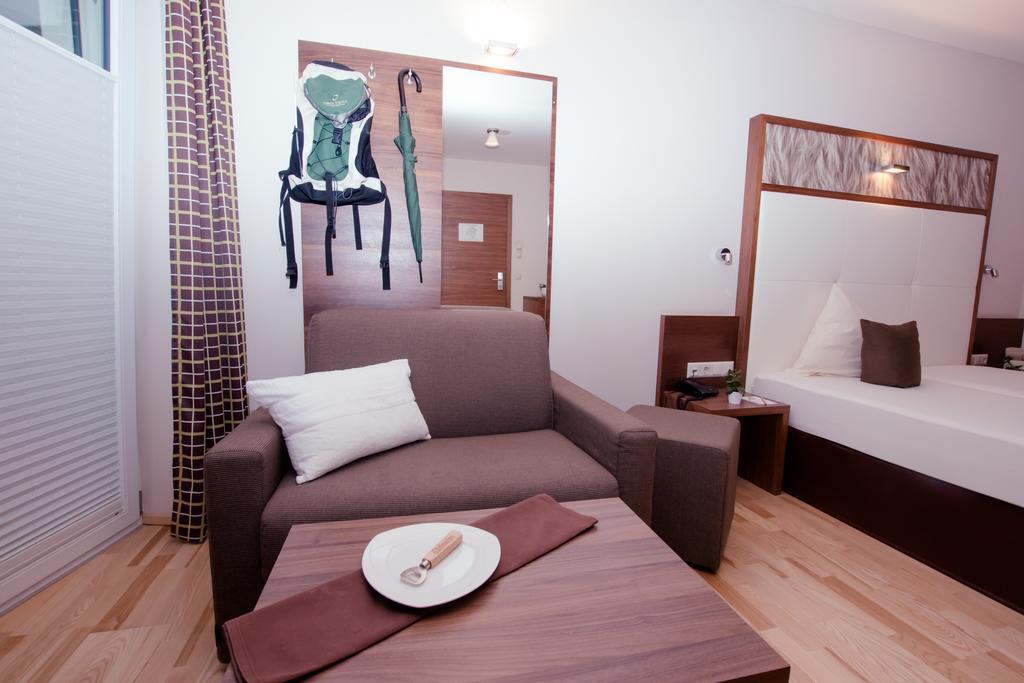 Hotel Jennys Schloessl แซร์เฟาส์ ภายนอก รูปภาพ
